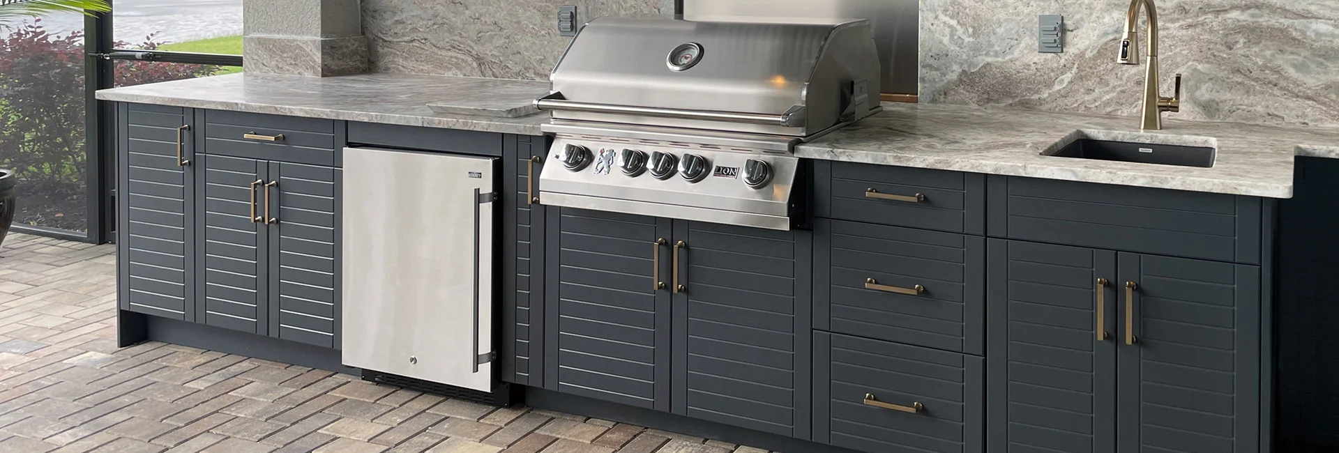 complete kitchen with hood